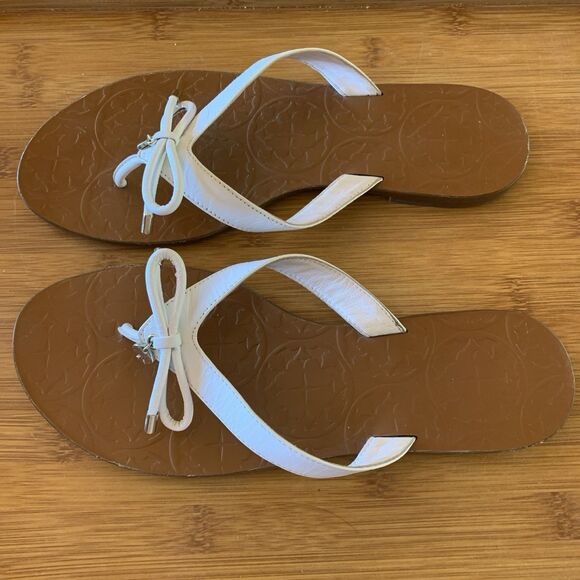 Kate Spade New York White Leather Thongs Sandals Sz 8.5 M Bow Charm Luxury - Picture 3 of 7